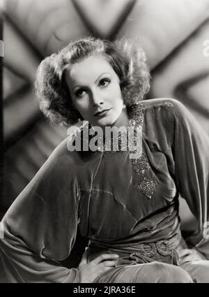 Greta Garbo von Clarence Sinclair Bull (MGM, 1933). Hochformat. Stockfoto
