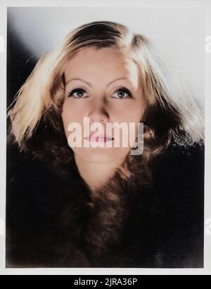 Greta Garbo von Clarence Sinclair Bull (MGM, Anfang 1930s). Standbild Im Hochformat. Eingefärbt von Bill Waterson. Stockfoto