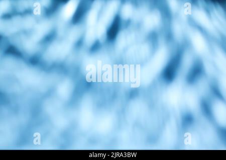 Schatten und Licht ätzende Wirkung auf blaue Wand Stockfoto