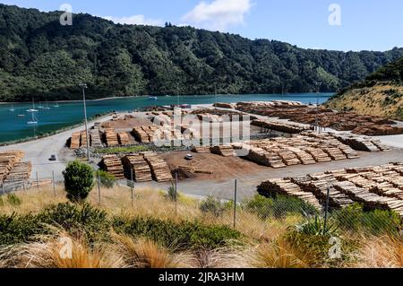 Holz für den Export nach Japan am Kai von Picton auf der Südinsel in Neuseeland Stockfoto