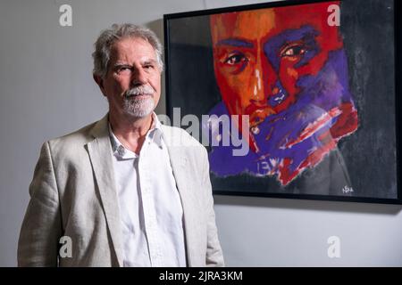Der Realisator Thierry Michel posiert für den Fotografen während einer Pressekonferenz, die der Filmemacher Thierry Michel und die Produzentin Christine Pireaux im Vorfeld des Prozesses in Kinshasa am 30. August und der Fernsehtour „L'Empire du Silence“ im September in verschiedenen Provinzen der Demokratischen Republik Kongo organisiert haben, Am Dienstag, den 23. August 2022 in Brüssel. BELGA FOTO HATIM KAGHAT Stockfoto