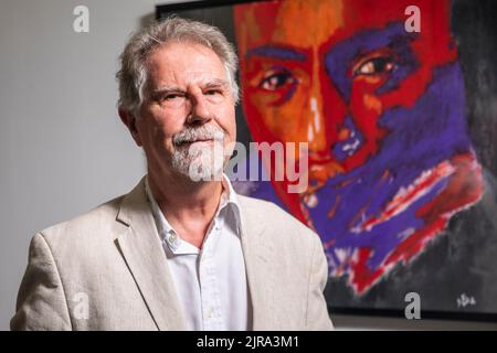Der Realisator Thierry Michel posiert für den Fotografen während einer Pressekonferenz, die der Filmemacher Thierry Michel und die Produzentin Christine Pireaux im Vorfeld des Prozesses in Kinshasa am 30. August und der Fernsehtour „L'Empire du Silence“ im September in verschiedenen Provinzen der Demokratischen Republik Kongo organisiert haben, Am Dienstag, den 23. August 2022 in Brüssel. BELGA FOTO HATIM KAGHAT Stockfoto