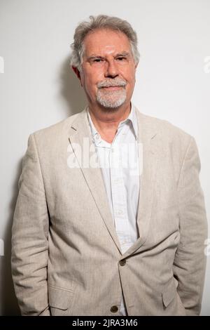 Der Realisator Thierry Michel posiert für den Fotografen während einer Pressekonferenz, die der Filmemacher Thierry Michel und die Produzentin Christine Pireaux im Vorfeld des Prozesses in Kinshasa am 30. August und der Fernsehtour „L'Empire du Silence“ im September in verschiedenen Provinzen der Demokratischen Republik Kongo organisiert haben, Am Dienstag, den 23. August 2022 in Brüssel. BELGA FOTO HATIM KAGHAT Stockfoto