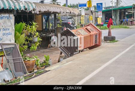 In Thailand stürzte eine große Briefkastensammlung auf einer Straße um. Stockfoto