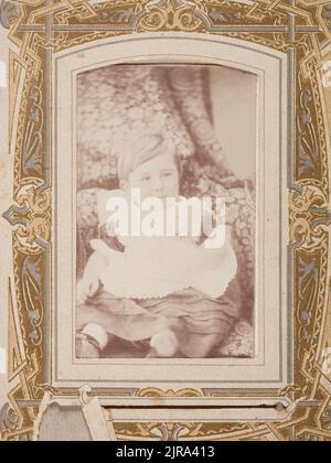 Porträt eines nicht identifizierten Babys. Aus dem Album: Guard Family Collection: Cartes de Visite Album, 1885-88, Wellington, von Edwin Pollard. Stockfoto