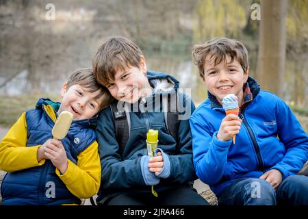 Glückliche Jungs essen Eis Stockfoto