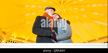 Älteres Paar halten einander Stockfoto