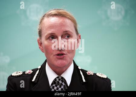Die Chefin der Vollzugsbeamten Serena Kennedy von der Polizei von Merseyside spricht im Polizeihauptquartier in Rose Hill mit den Medien, nachdem ein neunjähriges Mädchen am Montag in Knoty Ash, Liverpool, tödlich geschossen wurde. Zwei weitere Personen befinden sich mit Schussverletzungen im Krankenhaus, nachdem Beamte ein Haus in der Kingsheath Avenue, Knoetty Ash, besucht hatten. Bilddatum: Dienstag, 23. August 2022. Stockfoto