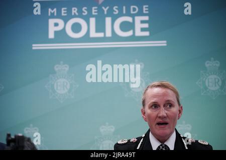 Die Chefin der Vollzugsbeamten Serena Kennedy von der Polizei von Merseyside spricht im Polizeihauptquartier in Rose Hill mit den Medien, nachdem ein neunjähriges Mädchen am Montag in Knoty Ash, Liverpool, tödlich geschossen wurde. Zwei weitere Personen befinden sich mit Schussverletzungen im Krankenhaus, nachdem Beamte ein Haus in der Kingsheath Avenue, Knoetty Ash, besucht hatten. Bilddatum: Dienstag, 23. August 2022. Stockfoto