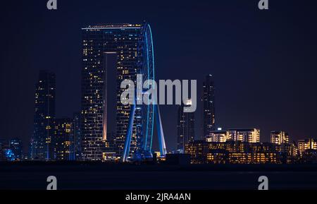 Wunderschöne Nachtszene in einer modernen Stadt in Dubai. Luxuriöses Stadtbild. Größtes Riesenrad der Welt. Futuristische Besichtigungstouren. VAE. Vereinigte Arabische Emirate. Stockfoto