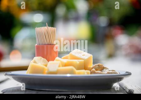 Käse auf einem Teller Stockfoto