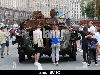 Nicht exklusiv: KIEW, UKRAINE - 20. AUGUST 2022 - die Menschen betrachten die zerstörte russische Militärausrüstung, die in der Ausstellung für die ausgestellt ist Stockfoto