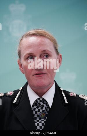 Die Chefin der Vollzugsbeamten Serena Kennedy von der Polizei von Merseyside spricht im Polizeihauptquartier in Rose Hill mit den Medien, nachdem ein neunjähriges Mädchen am Montag in Knoty Ash, Liverpool, tödlich geschossen wurde. Zwei weitere Personen befinden sich mit Schussverletzungen im Krankenhaus, nachdem Beamte ein Haus in der Kingsheath Avenue, Knoetty Ash, besucht hatten. Bilddatum: Dienstag, 23. August 2022. Stockfoto