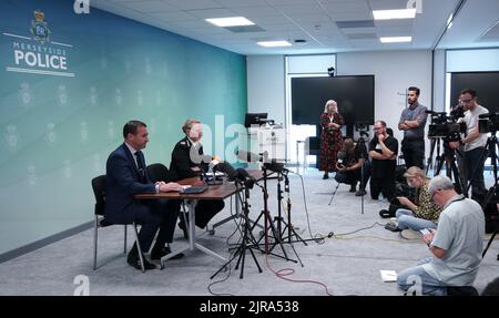 DCS Mark Kameen und Chief Constable Serena Kennedy von der Polizei von Merseyside sprechen im Polizeihauptquartier in Rose Hill mit den Medien, nachdem ein neunjähriges Mädchen am Montag in Knoty Ash, Liverpool, tödlich geschossen wurde. Zwei weitere Personen befinden sich mit Schussverletzungen im Krankenhaus, nachdem Beamte ein Haus in der Kingsheath Avenue, Knoetty Ash, besucht hatten. Bilddatum: Dienstag, 23. August 2022. Stockfoto