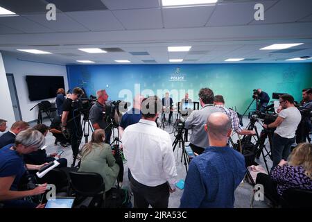 DCS Mark Kameen und Chief Constable Serena Kennedy von der Polizei von Merseyside sprechen im Polizeihauptquartier in Rose Hill mit den Medien, nachdem ein neunjähriges Mädchen am Montag in Knoty Ash, Liverpool, tödlich geschossen wurde. Zwei weitere Personen befinden sich mit Schussverletzungen im Krankenhaus, nachdem Beamte ein Haus in der Kingsheath Avenue, Knoetty Ash, besucht hatten. Bilddatum: Dienstag, 23. August 2022. Stockfoto