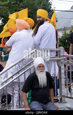 Männer in Turbanen versammeln sich auf den Stufen des Sikh Cultural Center vor dem Beginn der Nagar Kirtan Parade in Richmond Hills, Queens, New York City. Stockfoto