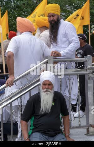 Männer in Turbanen versammeln sich auf den Stufen des Sikh Cultural Center vor dem Beginn der Nagar Kirtan Parade in Richmond Hills, Queens, New York City. Stockfoto