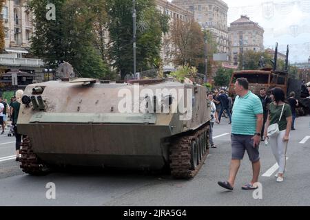 Nicht exklusiv: KIEW, UKRAINE - 20. AUGUST 2022 - zerstörte russische Militärausrüstung wird auf der Ausstellung zum Unabhängigkeitstag ausgestellt Stockfoto