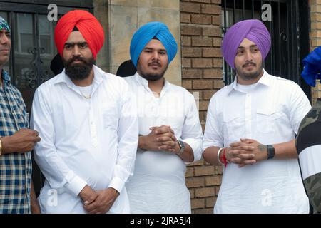 Drei Sikh-Männer, jeder mit einem anderen Turban, auf der 101. Ave während der Nagar Kirtan Parade in Richmond Hill, Queens, New York City. Stockfoto