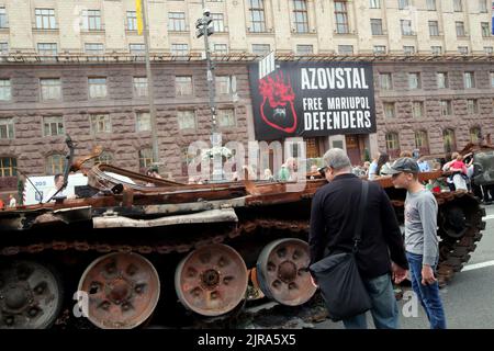 Nicht exklusiv: KIEW, UKRAINE - 20. AUGUST 2022 - zerstörte russische Militärausrüstung wird auf der Ausstellung zum Unabhängigkeitstag ausgestellt Stockfoto