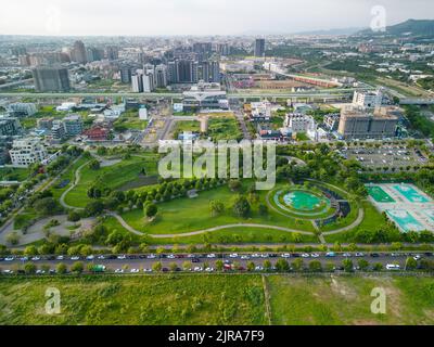 Taichung City, Taiwan - 23. Aug 2022 : Luftaufnahme des Taichung Nanxing Parks, Taichung Metro Beitun Distrikt in Sonnenuntergangszeit. Stockfoto