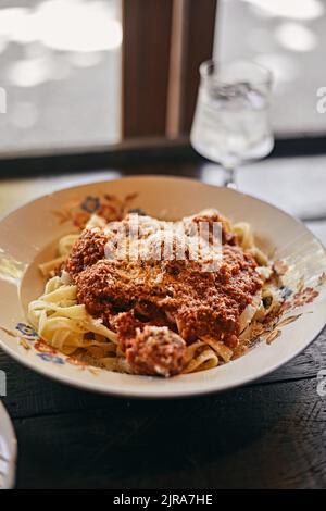 Fettuccine Pasta Tomatensauce, selektiver Fokus Stockfoto