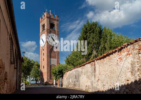 Mondovì, Cuneo, Piemont, Italien - 08. August 2022: Der Civic Tower, genannt 'dei Bressani' oder Uhrenturm, in den Gärten von Belvedere auf blauem bewölktem Himmel Stockfoto
