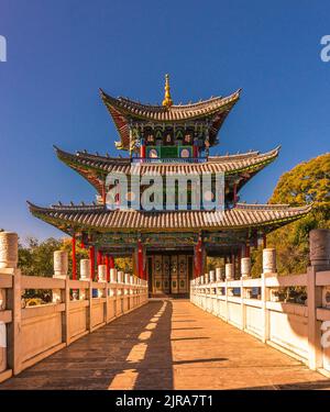 Der Mond umarmt die Pagode im Jade Spring Park, Yu Quan Gong Yuan, in der Nähe des Elefantenhügels, der Altstadt von Lijiang im Bezirk Gucheng, Provinz Yunnan, China Stockfoto