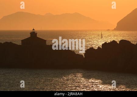 Sonnenuntergang an der Adria, Grebeni Inseln mit Leuchtturm, in der Nähe von Dubrovnik touristisches Ziel, warme Sommerfarben Stockfoto