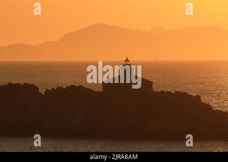 Sonnenuntergang an der Adria, Grebeni Inseln mit Leuchtturm, in der Nähe von Dubrovnik touristisches Ziel, warme Sommerfarben Stockfoto