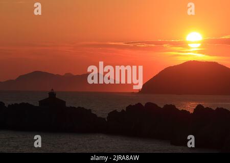 Sonnenuntergang an der Adria, Grebeni Inseln mit Leuchtturm, in der Nähe von Dubrovnik touristisches Ziel, warme Sommerfarben Stockfoto