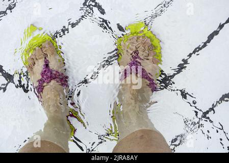 Detail der Füße der Frau in einem Pool, Sommerurlaub Stockfoto