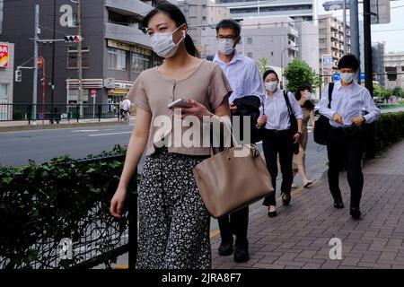 Tokio, Japan. 23. August 2022. Maskierte Menschen als vorbeugende Maßnahme gegen die Verbreitung von covid-19 gehen in Tokio durch die Straßen. (Foto von James Matumoto/SOPA Images/Sipa USA) Quelle: SIPA USA/Alamy Live News Stockfoto