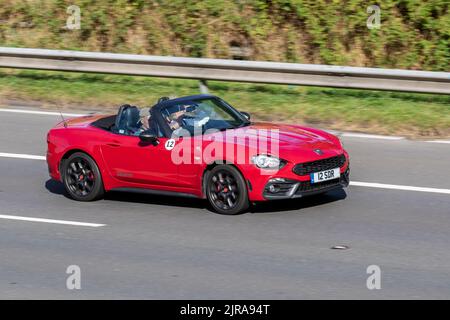 2018 Red Fiat Abarth 124 Spider MultiAir 1368cc Benzin 6-Gang-Cabriolet; unterwegs auf der M6 Motorway UK Stockfoto