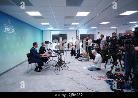 DCS Mark Kameen und Chief Constable Serena Kennedy von der Polizei von Merseyside sprechen im Polizeihauptquartier in Rose Hill mit den Medien, nachdem ein neunjähriges Mädchen am Montag in Knoty Ash, Liverpool, tödlich geschossen wurde. Zwei weitere Personen befinden sich mit Schussverletzungen im Krankenhaus, nachdem Beamte ein Haus in der Kingsheath Avenue, Knoetty Ash, besucht hatten. Bilddatum: Dienstag, 23. August 2022. Stockfoto