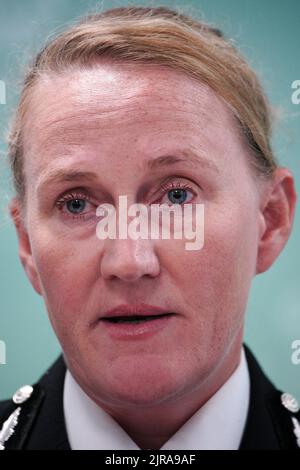 Die Chefin der Vollzugsbeamten Serena Kennedy von der Polizei von Merseyside spricht im Polizeihauptquartier in Rose Hill mit den Medien, nachdem ein neunjähriges Mädchen am Montag in Knoty Ash, Liverpool, tödlich geschossen wurde. Zwei weitere Personen befinden sich mit Schussverletzungen im Krankenhaus, nachdem Beamte ein Haus in der Kingsheath Avenue, Knoetty Ash, besucht hatten. Bilddatum: Dienstag, 23. August 2022. Stockfoto