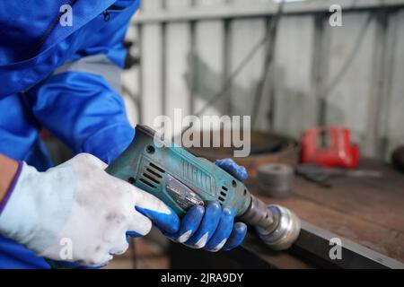 Arbeiter wechseln und reparieren Teile der Räder beim Autoservice Stockfoto