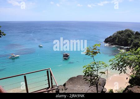 Sancho Beach, bei Fernando de Noronhha, Brasilien, mit blauem und kristallinem Meer und weißem Sand, vom Hügel aus gesehen Stockfoto