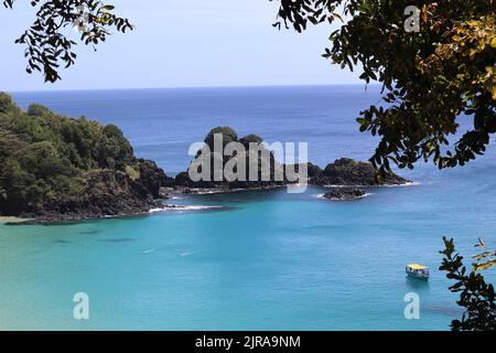 Sancho Beach, bei Fernando de Noronhha, Brasilien, mit blauem und kristallinem Meer und weißem Sand, vom Hügel aus gesehen Stockfoto