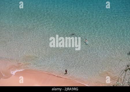 Sancho Beach, bei Fernando de Noronhha, Brasilien, mit blauem und kristallinem Meer und weißem Sand, vom Hügel aus gesehen Stockfoto