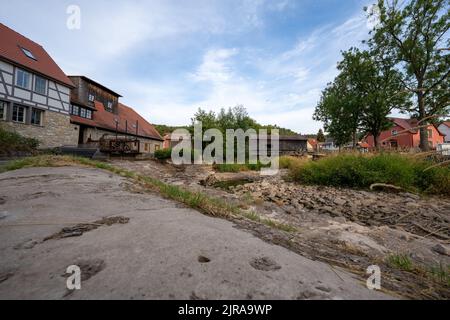 Dürre sorgt für trockene Flüsse im Weimarer Land Stockfoto