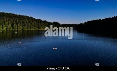 Eine wunderschöne Aussicht auf den Sasamat Lake, umgeben von dichten Bäumen in Port Moody, Kanada Stockfoto