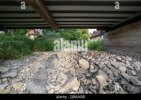 Dürre sorgt für trockene Flüsse im Weimarer Land Stockfoto