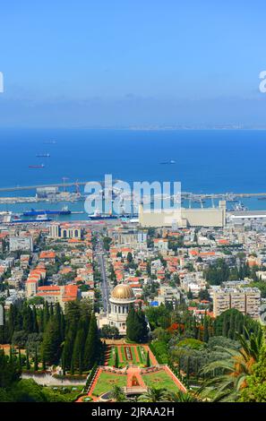 Ein Blick auf die Bahai-Gärten und der Bahai-Tempel aus der Louis Promenade in Haifa. Stockfoto