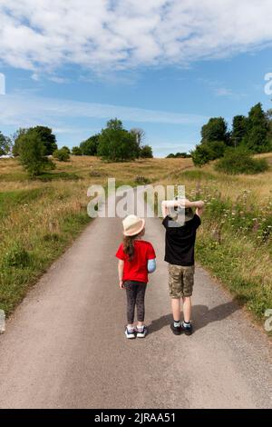 Blick auf eine unbefestigte Straße, die durch den Wald führt Stockfoto