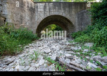 Dürre sorgt für trockene Flüsse im Weimarer Land Stockfoto