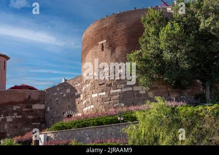 Ankara Castle mit Rissen in den Wänden. Der türkische Name ist Ankara Kalesi Stockfoto