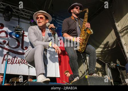 Tyber Cranstoun und Sam Adams von den Dualern treten beim Weyfest Festival, Tilford, England, Großbritannien, auf. 21. August 2022 Stockfoto