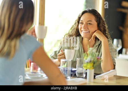Zwei Frauen unterhalten sich und trinken Kaffee in einem Restaurant Stockfoto