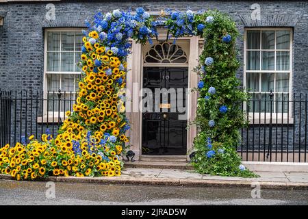 London, Großbritannien. 23 August 2022 . Die Tür der Downing Street 10 ist mit Sonnenblumen geschmückt, dem nationalen Symbol der Ukraine zum Unabhängigkeitstag der Ukraine am 24. August. Kredit. amer Ghazzal/Alamy Live Nachrichten Stockfoto